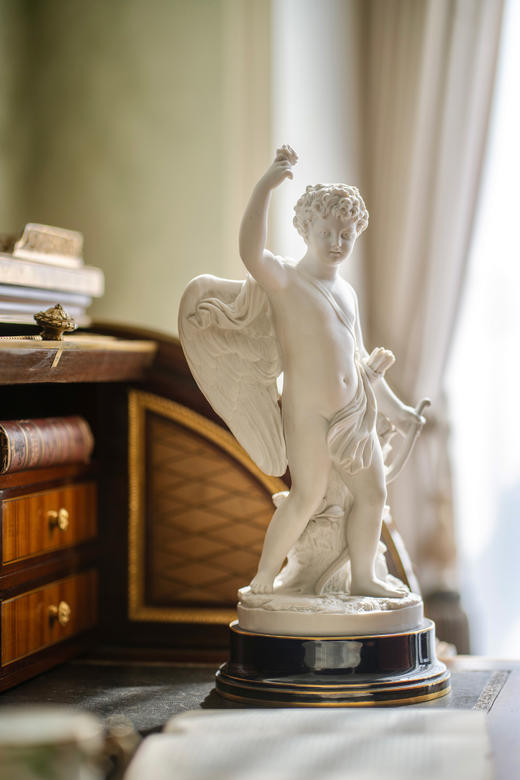 独角鹿西洋古董1895-1911年代法国御窑塞弗尔签名出品蓝釉描金底座装饰持花小天使主题素胎瓷雕塑 商品图2