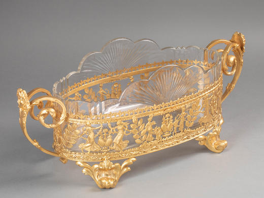 独角鹿西洋古董19世纪法国出品女神齐舞主题铜鎏金精雕装饰花瓣形水晶内里卷叶纹双耳花果樽 商品图3