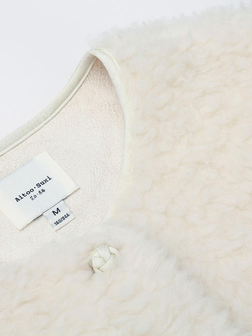 2025 冬季新款温柔米白色圆领毛绒外套 小香风单排扣口袋设计保暖短款仿皮草上衣 商品图2