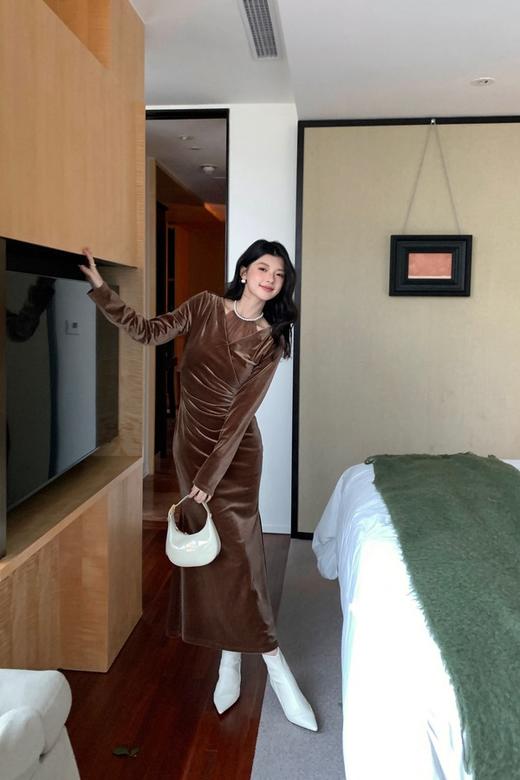 SIA SAYLOR 高级质感珍珠领收腰丝绒连衣裙 21628 商品图9