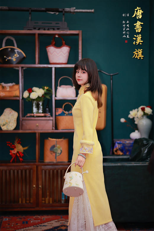 【玉酥枝】暖黄绒边改良旗袍，嫩黄色肌理面料+加绒拼接领/袖，清冷季节里自带温柔发光感；斜襟配金色盘扣，袖口绣片+蕾丝裙摆，甜美元素中和传统旗袍的庄重 商品图2