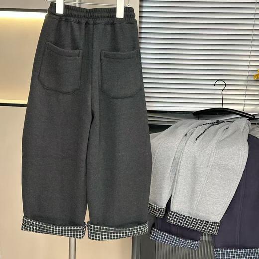 【保暖服饰丨吾家 儿童冬季加绒拼接潮酷弯刀裤】90-170码可选，内里是毛茸茸的暖绒，亲肤保暖，宽松版型不挑腿型，款式简约百搭不显臃肿，配搭简单T恤，卫衣，或者外套都好看~ 商品图5