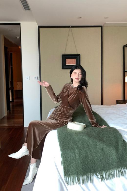 SIA SAYLOR 高级质感珍珠领收腰丝绒连衣裙 21628 商品图7