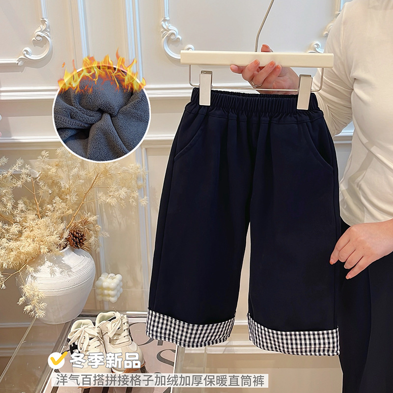 【保暖服饰丨吾家 儿童冬季加绒拼接潮酷弯刀裤】90-170码可选，内里是毛茸茸的暖绒，亲肤保暖，宽松版型不挑腿型，款式简约百搭不显臃肿，配搭简单T恤，卫衣，或者外套都好看~
