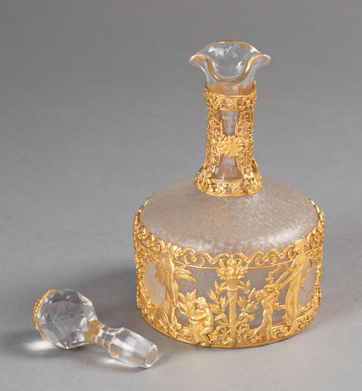 独角鹿西洋古董19世纪法国出品花卉女神与火炬天使主题铜鎏金精雕装饰波纹水晶瓶一对 商品图4