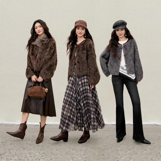 【内购】【温暖有型】时尚圆领撞色牛角扣宽松落肩不臃肿短款厚皮毛绒外套-W54PD4850 商品图2