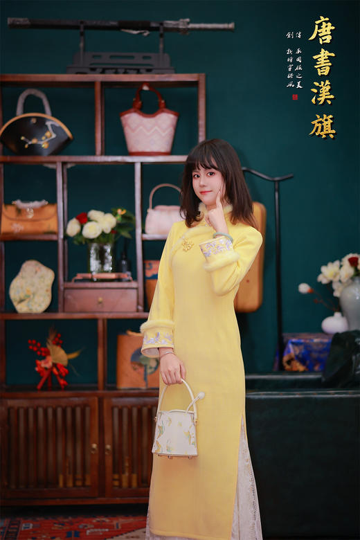 【玉酥枝】暖黄绒边改良旗袍，嫩黄色肌理面料+加绒拼接领/袖，清冷季节里自带温柔发光感；斜襟配金色盘扣，袖口绣片+蕾丝裙摆，甜美元素中和传统旗袍的庄重 商品图3