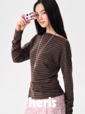 heris/H54113/摩卡条纹磨毛针织 一字肩斜肩多穿 调节开衩修身长袖t