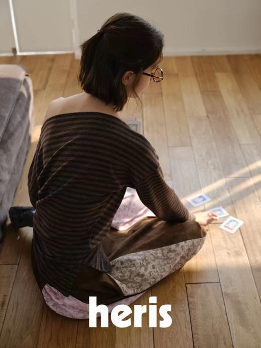 heris/H54113/摩卡条纹磨毛针织 一字肩斜肩多穿 调节开衩修身长袖t 商品图2