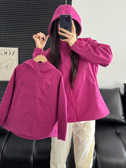 品牌直发，亲子装更优惠！【韩国saeul山系软壳冲锋外套】三防面料，⁩防水、⁨防污、‪防油、内里摇粒绒内胆，⁧琐温防风，保暖透气颜值设计 6色可选，男女童同款 成人码段150-170 商品图11