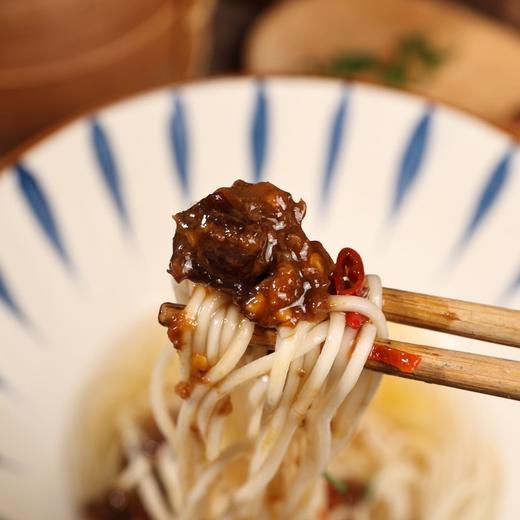 【每口都能吃到大粒牛肉】临安美食， 纯手工牛肉酱，新鲜食材调味，无防腐剂，无添加剂，健康安全美味。 精选新鲜牛腱子，农家菜籽油，新鲜小米辣熬制。 商品图1