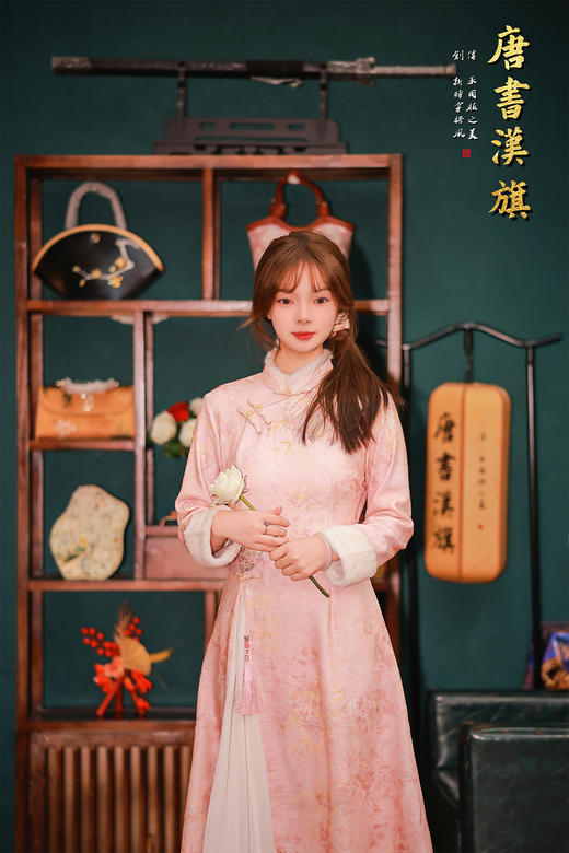 【桃苑金竹】柔粉竹韵加绒改良旗袍，立领斜襟+A字长裙，适配日常的改良剪裁，显瘦不挑身形，小个子也能穿出优雅比例，淡粉底晕染竹枝暗纹，腰间绣片+流苏挂坠点缀，自带江南温婉滤镜 商品图6