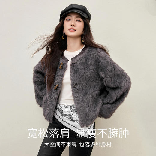 【内购】【温暖有型】时尚圆领撞色牛角扣宽松落肩不臃肿短款厚皮毛绒外套-W54PD4850 商品图1
