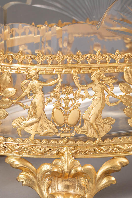 独角鹿西洋古董19世纪法国出品女神齐舞主题铜鎏金精雕装饰花瓣形水晶内里卷叶纹双耳花果樽 商品图6