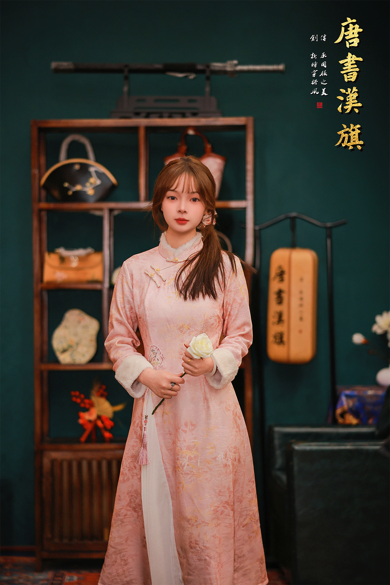 【桃苑金竹】柔粉竹韵加绒改良旗袍，立领斜襟+A字长裙，适配日常的改良剪裁，显瘦不挑身形，小个子也能穿出优雅比例，淡粉底晕染竹枝暗纹，腰间绣片+流苏挂坠点缀，自带江南温婉滤镜