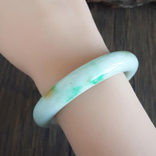 【天然正品】A货翡翠天然正桩细腻飘黄飘绿糯种56.5号翡翠手镯56.5号（皆取最大值）女士230325AH34 特价：1180元 商品图7