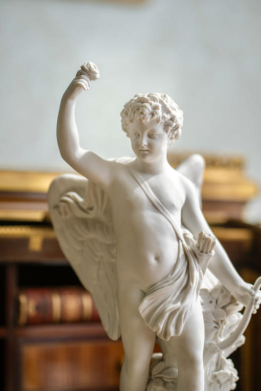 独角鹿西洋古董1895-1911年代法国御窑塞弗尔签名出品蓝釉描金底座装饰持花小天使主题素胎瓷雕塑 商品图6