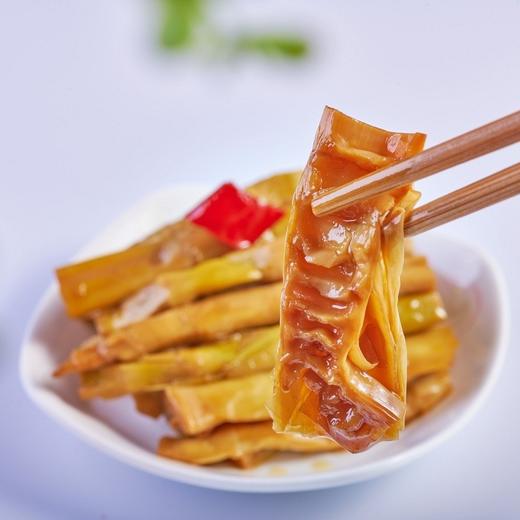 【传统农家老味道的卤笋尖】临安美食，选用嫩笋尖和菜籽油炒制，以农家土法酱油、干辣椒等天然调料卤制，最大程度保留笋尖的鲜甜本味。 商品图2