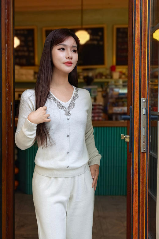 逸红颜明月优选#皇室重工镶钻毛衣『施华洛』云朵柔软V领羊绒衫，新年圣诞party礼服高级感毛衣 商品图3