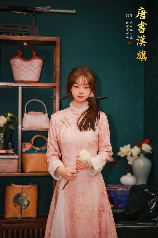 【桃苑金竹】柔粉竹韵加绒改良旗袍，立领斜襟+A字长裙，适配日常的改良剪裁，显瘦不挑身形，小个子也能穿出优雅比例，淡粉底晕染竹枝暗纹，腰间绣片+流苏挂坠点缀，自带江南温婉滤镜 商品图2
