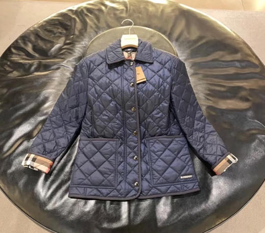 到手价3399元 Burberry新款藏蓝色女款棉服 很洋气的深宝蓝，内里经典格纹设计 美国代购，无中文标签，介意慎拍 商品图6