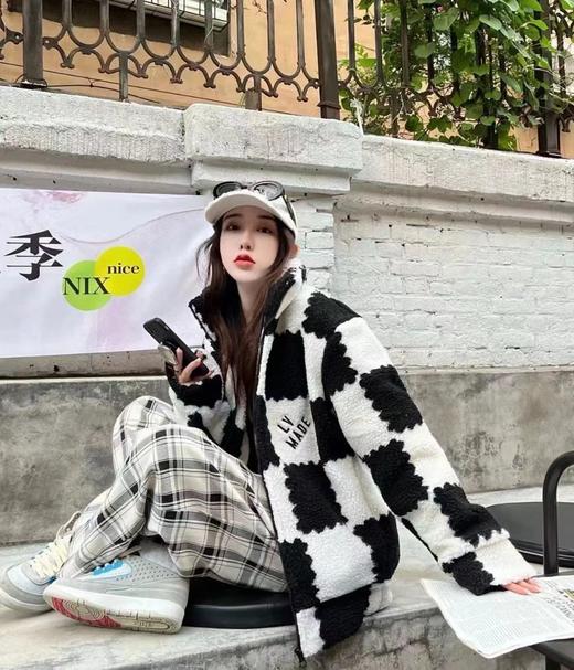 D111947联名款棋盘格子刺绣logo字母情侣立领羊羔毛外套 商品图3