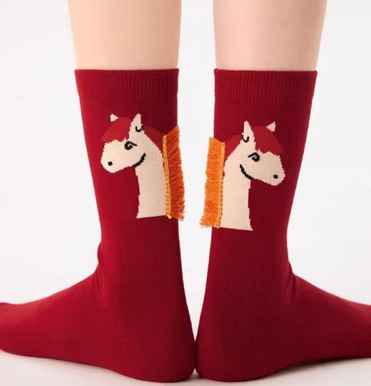 4楼Eubelle欧蓓 上森派系红袜本命年袜 冬马年堆堆袜 小马流苏涂鸦中筒袜 活动价：59.9元 商品图0