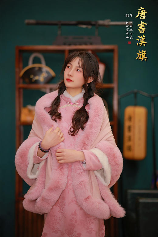 【粉梅绒】柔粉绒边改良旗袍，领口+袖口拼接加绒，内里加绒锁温，清冷天气里裹满温柔，淡粉底暗纹提花，斜襟盘扣+绣花点缀，自带江南闺秀的婉约气质， 商品图4