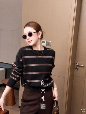 休闲——圆领条纹上衣