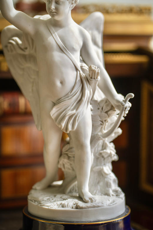 独角鹿西洋古董1895-1911年代法国御窑塞弗尔签名出品蓝釉描金底座装饰持花小天使主题素胎瓷雕塑 商品图7