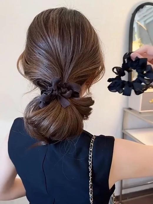 12.8💰/2个【CBL韩版蝴蝶结褶皱发圈】两色设计，清新自然或是甜美可爱，随心搭配，轻松hold住各种场合✅材质柔软，高弹力，紧扎不滑落！ 商品图3