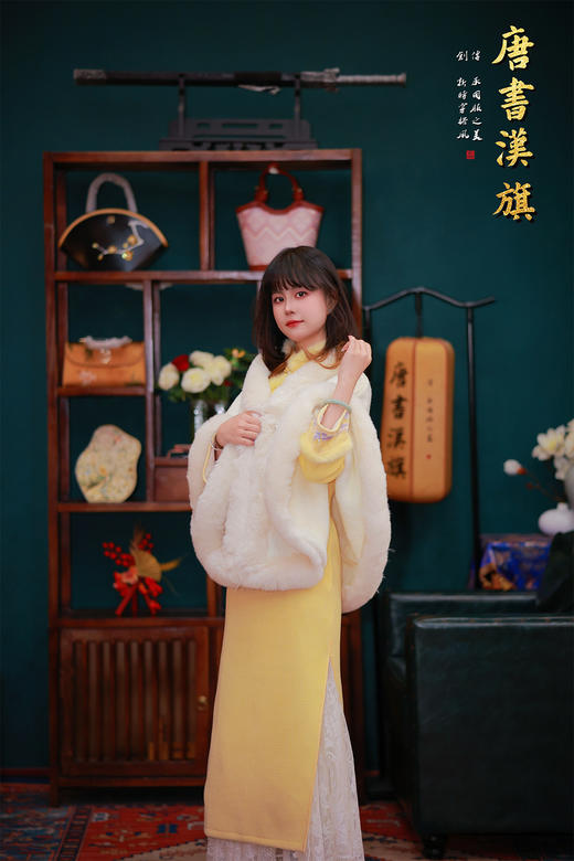 【玉酥枝】暖黄绒边改良旗袍，嫩黄色肌理面料+加绒拼接领/袖，清冷季节里自带温柔发光感；斜襟配金色盘扣，袖口绣片+蕾丝裙摆，甜美元素中和传统旗袍的庄重 商品图5