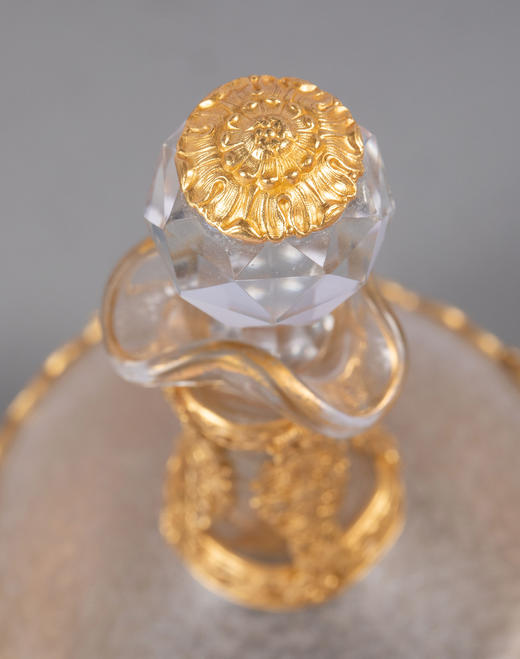 独角鹿西洋古董19世纪法国出品花卉女神与火炬天使主题铜鎏金精雕装饰波纹水晶瓶一对 商品图7