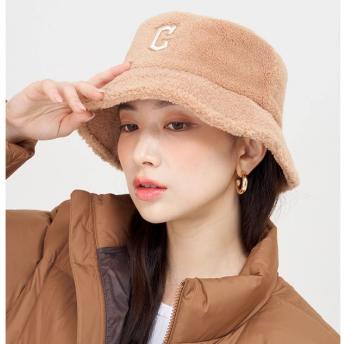 半个娱乐圈都在戴的MLB仿羊羔绒渔夫帽&MLB仿羊羔绒棒球帽，社恐素颜直接封神。保暖，造型，修饰脸型一举多得。仿羊羔绒棒球帽，可调节卡扣适配大头围。立体渔夫帽，设计颅顶增高，懒人素颜神器。 商品图1