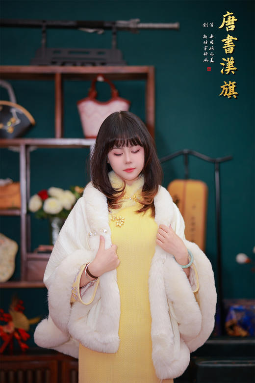 【玉酥枝】暖黄绒边改良旗袍，嫩黄色肌理面料+加绒拼接领/袖，清冷季节里自带温柔发光感；斜襟配金色盘扣，袖口绣片+蕾丝裙摆，甜美元素中和传统旗袍的庄重 商品图6