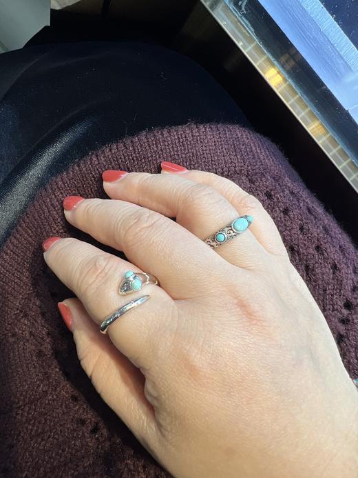 15天发货，需开证书【绿松专场】戒指、耳饰、项链、吊坠，有素料款，也有铁线款！受里面铜和铁含量影响，天蓝色、湖蓝色、绿色，色彩丰富~天然宝石几乎都有瑕疵，有点铁线、白点都是正常的，这也是它的独特之美 商品图5