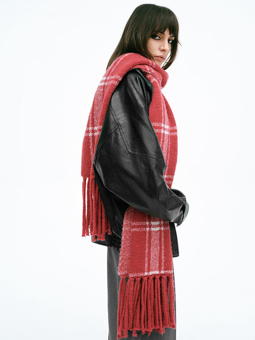 TR她热 雪国格调 红白格纹提花复古保暖百搭长款流苏围巾 商品图1