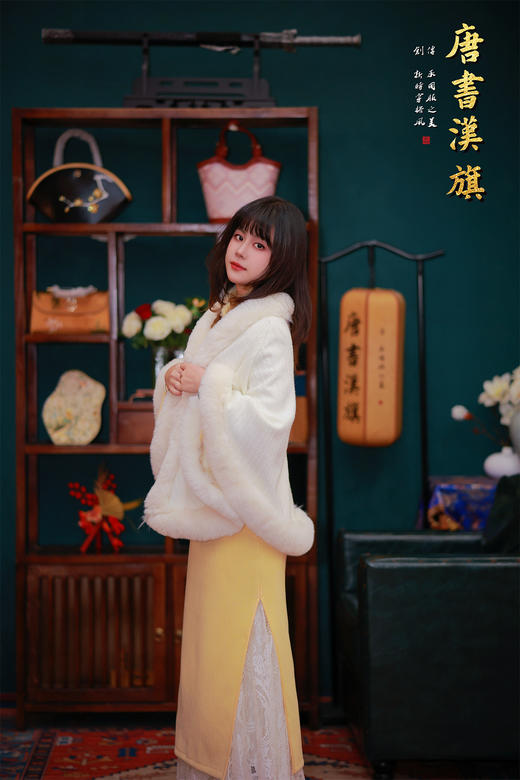 【玉酥枝】暖黄绒边改良旗袍，嫩黄色肌理面料+加绒拼接领/袖，清冷季节里自带温柔发光感；斜襟配金色盘扣，袖口绣片+蕾丝裙摆，甜美元素中和传统旗袍的庄重 商品图7