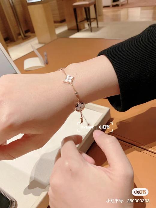 D111919老花白贝母Monogram四叶草造型四花手链 商品图8