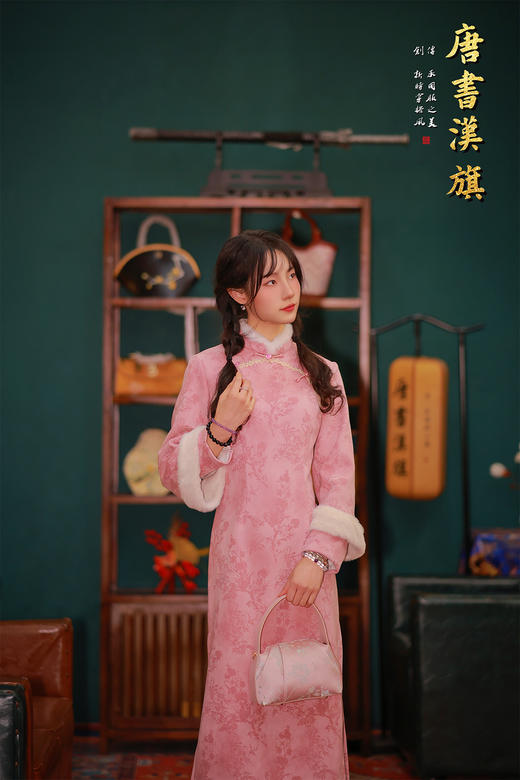 【粉梅绒】柔粉绒边改良旗袍，领口+袖口拼接加绒，内里加绒锁温，清冷天气里裹满温柔，淡粉底暗纹提花，斜襟盘扣+绣花点缀，自带江南闺秀的婉约气质， 商品图5