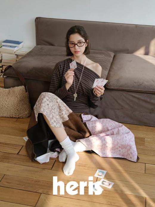 heris/H54113/摩卡条纹磨毛针织 一字肩斜肩多穿 调节开衩修身长袖t 商品图1