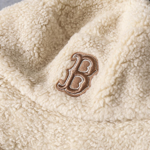 半个娱乐圈都在戴的MLB仿羊羔绒渔夫帽&MLB仿羊羔绒棒球帽，社恐素颜直接封神。保暖，造型，修饰脸型一举多得。仿羊羔绒棒球帽，可调节卡扣适配大头围。立体渔夫帽，设计颅顶增高，懒人素颜神器。 商品图6