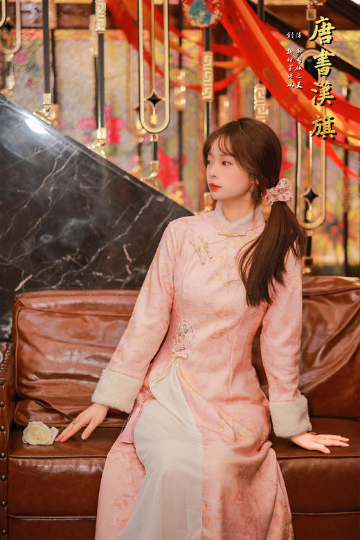 【桃苑金竹】柔粉竹韵加绒改良旗袍，立领斜襟+A字长裙，适配日常的改良剪裁，显瘦不挑身形，小个子也能穿出优雅比例，淡粉底晕染竹枝暗纹，腰间绣片+流苏挂坠点缀，自带江南温婉滤镜 商品图3