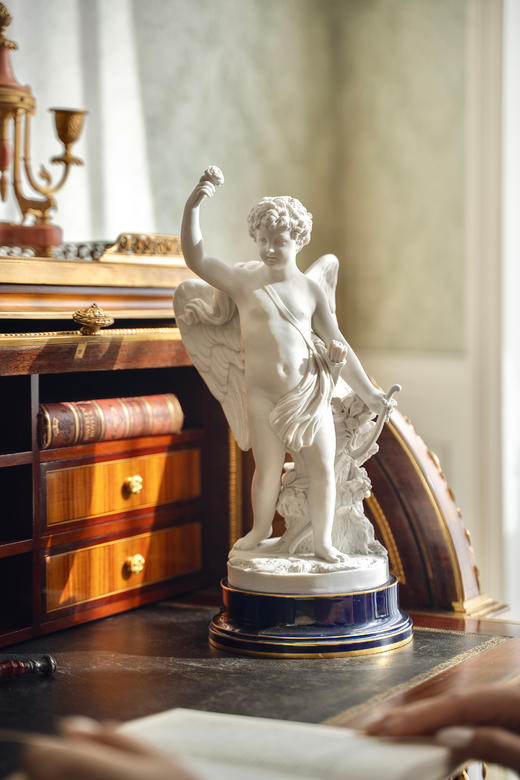 独角鹿西洋古董1895-1911年代法国御窑塞弗尔签名出品蓝釉描金底座装饰持花小天使主题素胎瓷雕塑 商品图1