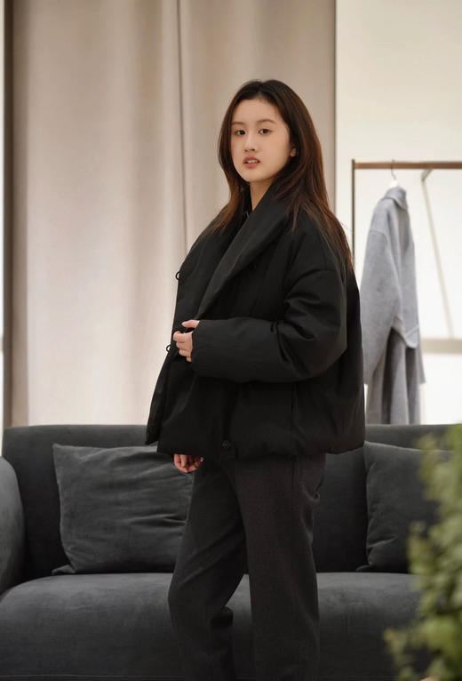 1119-3 渠道货 小禾 hug系列 优雅青果领 露珠绵羊毛 白鹅绒 短款 抱抱羽绒服 商品图6