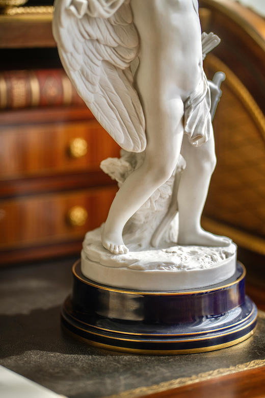 独角鹿西洋古董1895-1911年代法国御窑塞弗尔签名出品蓝釉描金底座装饰持花小天使主题素胎瓷雕塑 商品图5