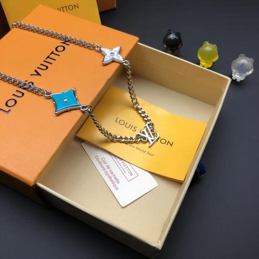 D111980可调节链条串起缤纷Monogram花卉项链 商品图3