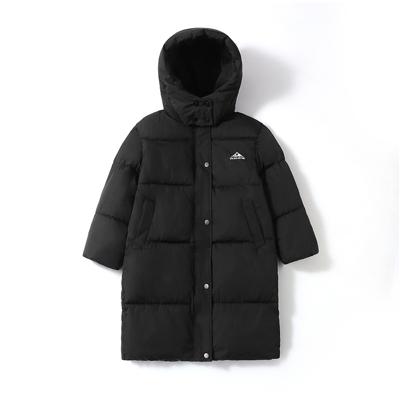 【保暖服饰丨吾家儿童长款字母保暖棉服 】130-170码可选，防风帽设计，轻松包裹整个脸部，抵御寒风，双向拉链出行方便自由，口袋宽敞收纳方便，版型宽松，可包容多种身材
