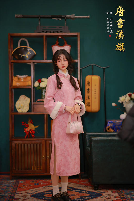 【粉梅绒】柔粉绒边改良旗袍，领口+袖口拼接加绒，内里加绒锁温，清冷天气里裹满温柔，淡粉底暗纹提花，斜襟盘扣+绣花点缀，自带江南闺秀的婉约气质， 商品图1