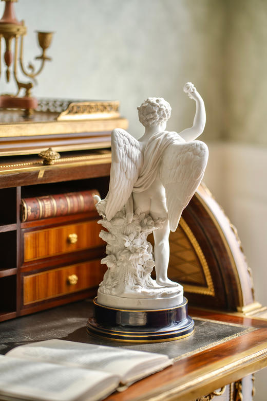 独角鹿西洋古董1895-1911年代法国御窑塞弗尔签名出品蓝釉描金底座装饰持花小天使主题素胎瓷雕塑 商品图3